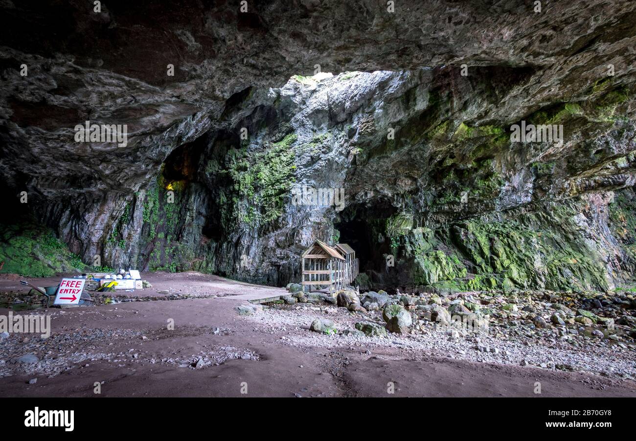 Grotte de Smoo, Durness, Écosse. La chambre extérieure de la grotte de Smoo sur la côte nord écossaise avec un passage couvert menant à la grotte intérieure. Banque D'Images