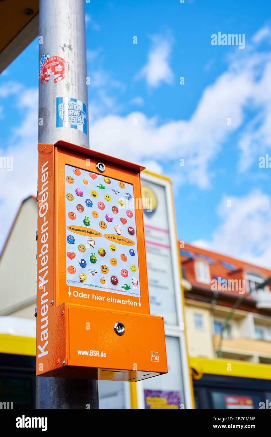 Berlin, Allemagne - 11 mars 2020: Boîte de la société de nettoyage de la ville de Berlin avec une affiche interchangeable, sur laquelle vous pouvez voir des smileys, pour coller chewi Banque D'Images