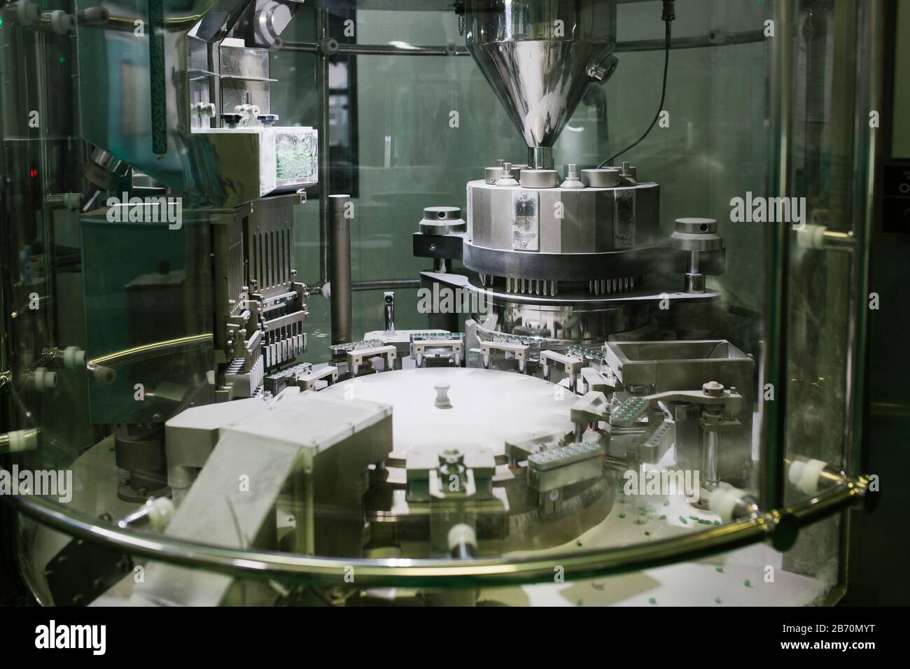 Fabrication de pilules par machine dans une usine pharmaceutique Banque D'Images Fabrication de pilules par machine dans une usine pharmaceutique Banque D'Images