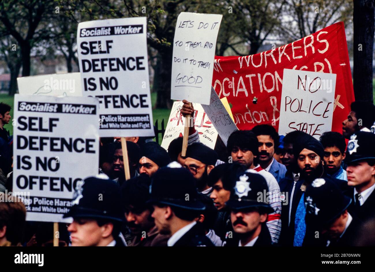 Le 11 mai 1985, plus de 2000 personnes ont participé à une manifestation militante mais pacifique qui a été autorisée à achever sa route vers le parc de Plashet. Cependant, dans une atmosphère tendue, la manœuvrabilité par la police d'un jeune noir a conduit à la confrontation, à l'émergence d'officiers à cheval et d'officiers de émeute qui ont accusé dans le parc. Il semble que cela ait été délibérément conçu : trois à quatre hommes blancs en vêtements ordinaires ont été vus jeter des bâtons à la police, mais ont été plus tard vus derrière des lignes de police avec des radios de police. Plus tard, des officiers de riot ont défilé le long de Green Street et East Ham High Street Banque D'Images