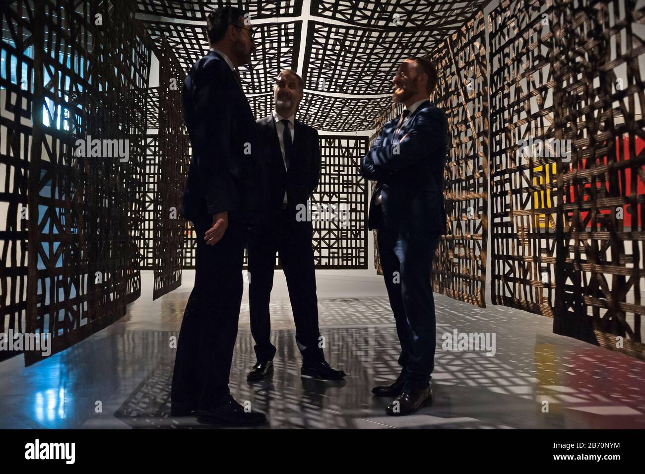 Les clients se tenant à l'intérieur d'une installation pendant l'exposition. 'De Miró a Barceló. Exposition de l'ONU siglo de arte español au Centre Pompidou Museum, présentant des peintures cubariste, surréalistes, figuratives et abstraites de célèbres artistes espagnols tels que Picasso, Dalí, Joan Miró et d'autres. L'exposition aura lieu du 12 mars au 1er novembre 2021. Banque D'Images