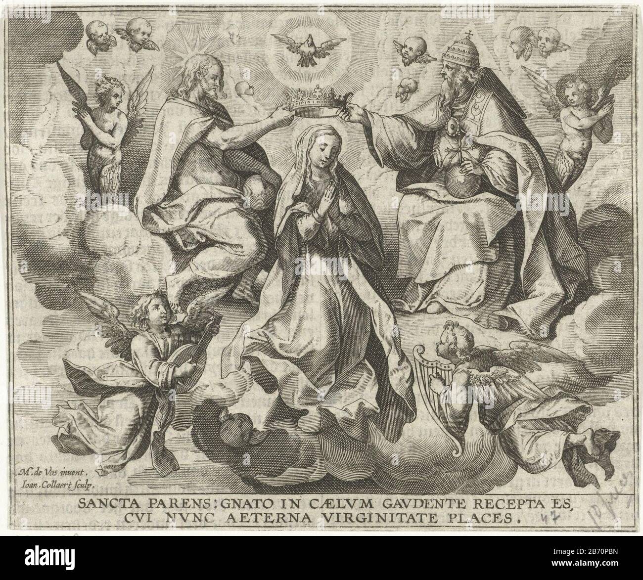 Kroning van Maria La Vierge Marie est dans le ciel par la Sainte Trinité (Dieu, Christ et le Saint Esprit) couronnée. Autour d'eux volant des anges musicaux. Le tirage a un latin onderschrift. Fabricant : printmaker Jan Collaert (II) (bâtiment classé), conçu par: Marten de vos (bâtiment classé) éditeur: Jerome Verdussen (attribué à) Lieu de fabrication: Anvers Date: 1597 Caractéristiques physiques: Engraa et matériel d'impression: Technique: Papier: Engraa (processus d'impression) Dimensions: Feuille: H 122 mm × W 146 mmToelichtingillustratie de Martinus Baccius, le Schadt de Catholicker Sermoonen, Anvers 1597. Sous-J Banque D'Images