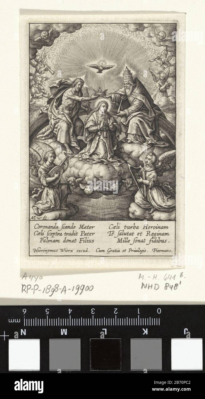 Kroning van Maria Leven van de maagd Maria (servietitel) Maria wordt gekroond porte de Drieëenheid, respectievelijk Christus, de duif en God de Vader. ZE zijn omringd porte musicerende engelen. A de marge een zesregelig onderschrift, en twee kolommen, en het Latijn. Fabricant : protmaker: Antonie Wie: Rix (III) (vermeld op object)uitgever: Hieronymus Wierix (vermeld op object)verlener van Privilege: Piermans (vermeld op object)Plaats fabricación: Antwerpen Dating: 1606 - voor 1619 Physical kenmerken: Grasure Material: Papier Techniek: Papiedriedriedriedriedriedenen: 104 mm (H Banque D'Images
