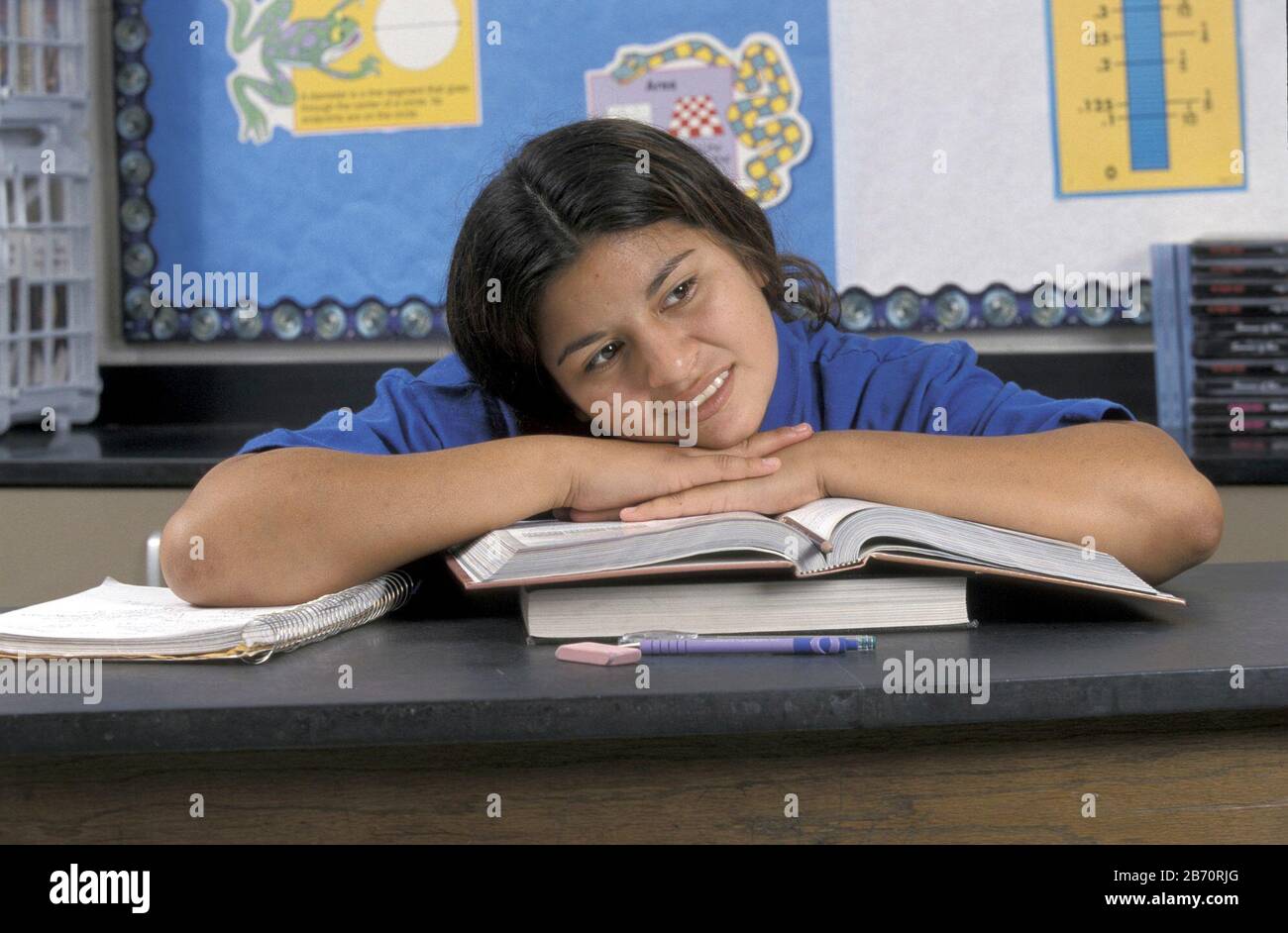 Austin, Texas États-Unis: Hispanique junior étudiant de lycée rêvant au lieu d'étudier en classe. ©Bob Daemmrich Banque D'Images