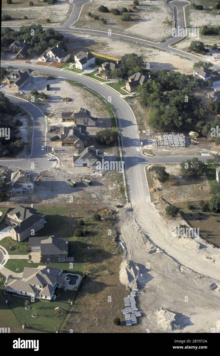 Austin, Texas, États-Unis, août 2001: Étalement urbain: De nouvelles maisons dans le nord-est d'Austin empiètent sur les terres agricoles. ©Bob Daemmrich Banque D'Images