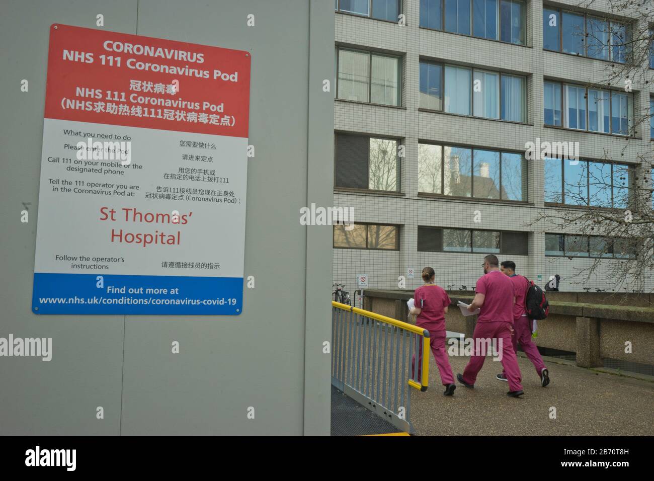 Le personnel médical passe devant la dosette NHS Coronavirus à l'hôpital St. Thomas de Londres, Angleterre, Royaume-Uni Banque D'Images