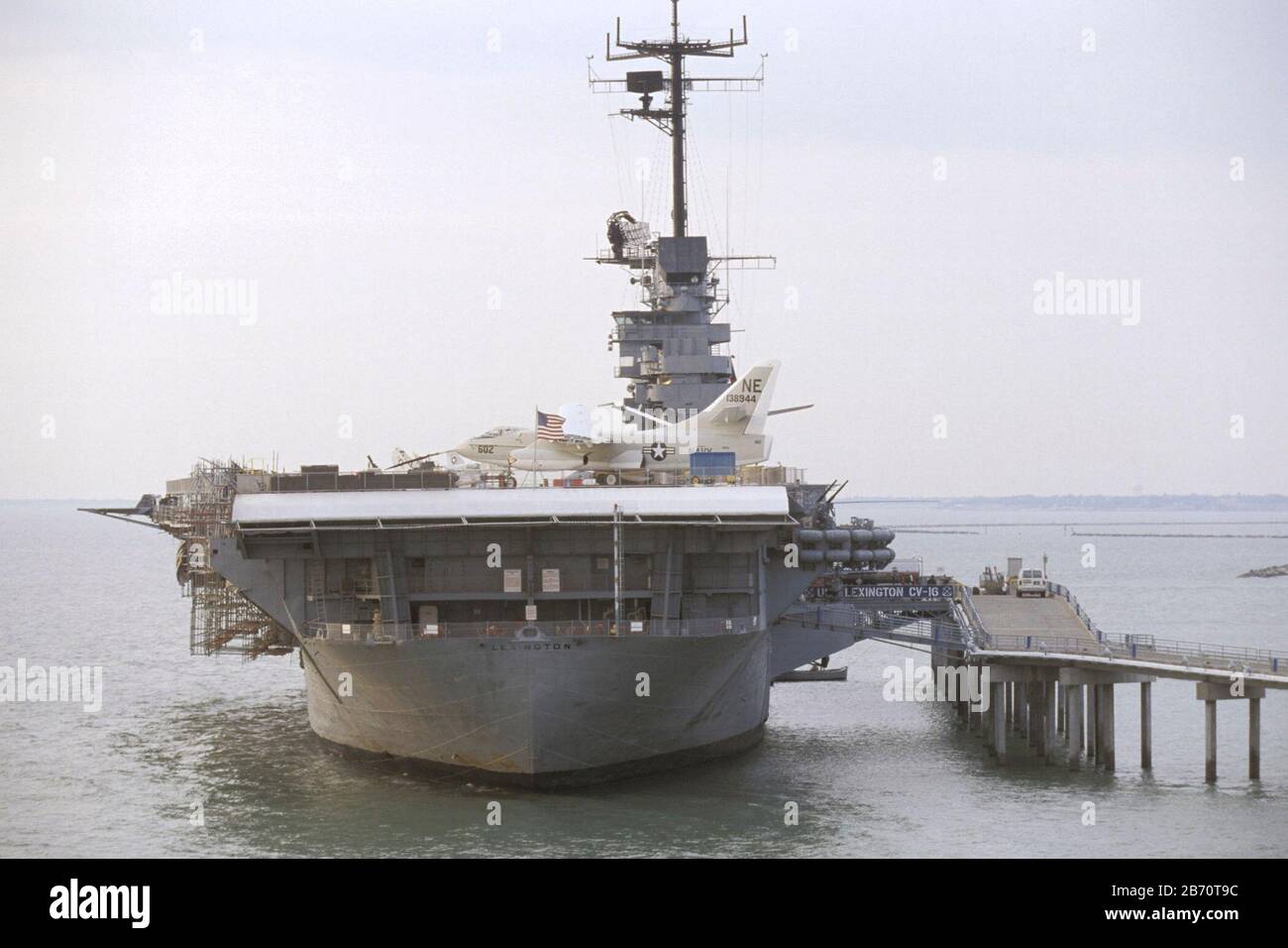 Corpus Christi, Texas États-Unis, octobre 2001: 1970s F-14 Tomcat sur le pont de vol de la compagnie aérienne à la retraite USS Lexington, amarré sur la baie de Corpus Christi. ©Bob Daemmrich Banque D'Images