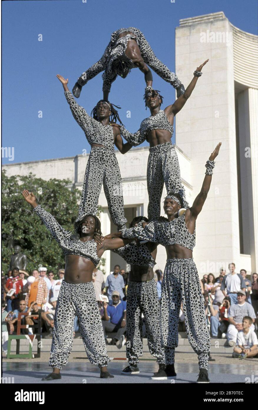 Dallas, Texas, États-Unis, octobre 2001 : des acrobates noirs du Kenya se présentant pour les visiteurs à la foire de l'État du Texas. ©Bob Daemmrich Banque D'Images