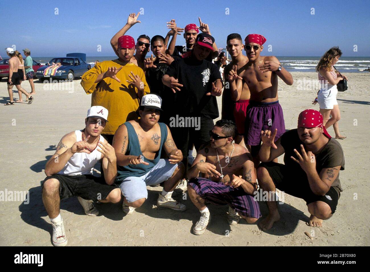 Corpus Christi, Texas États-Unis: Les adolescents membres d'un gang flash des panneaux à la main sur la plage pendant les vacances de printemps. ©Bob Daemmrich Banque D'Images