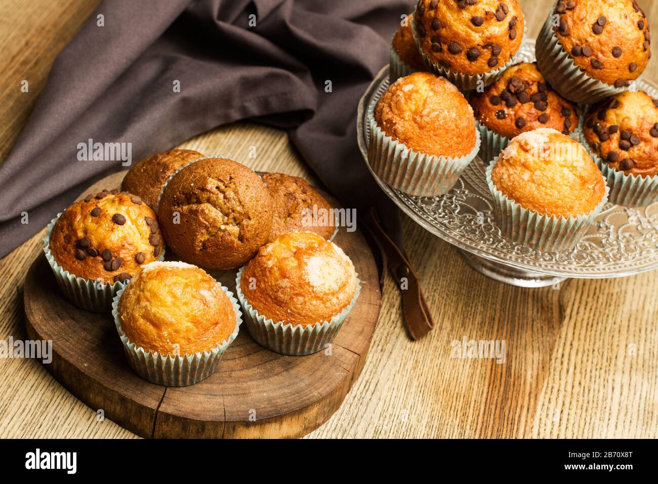 Cupcakes Sur Une Plaque A Gateau Et Sur Un Anneau De Tronc D Arbre Sur Une Table En Bois Photo Stock Alamy Cupcakes Sur Une Plaque A Gateau Et Sur Un Anneau De Tronc D Arbre Sur Une Table En Bois Photo Stock Alamy