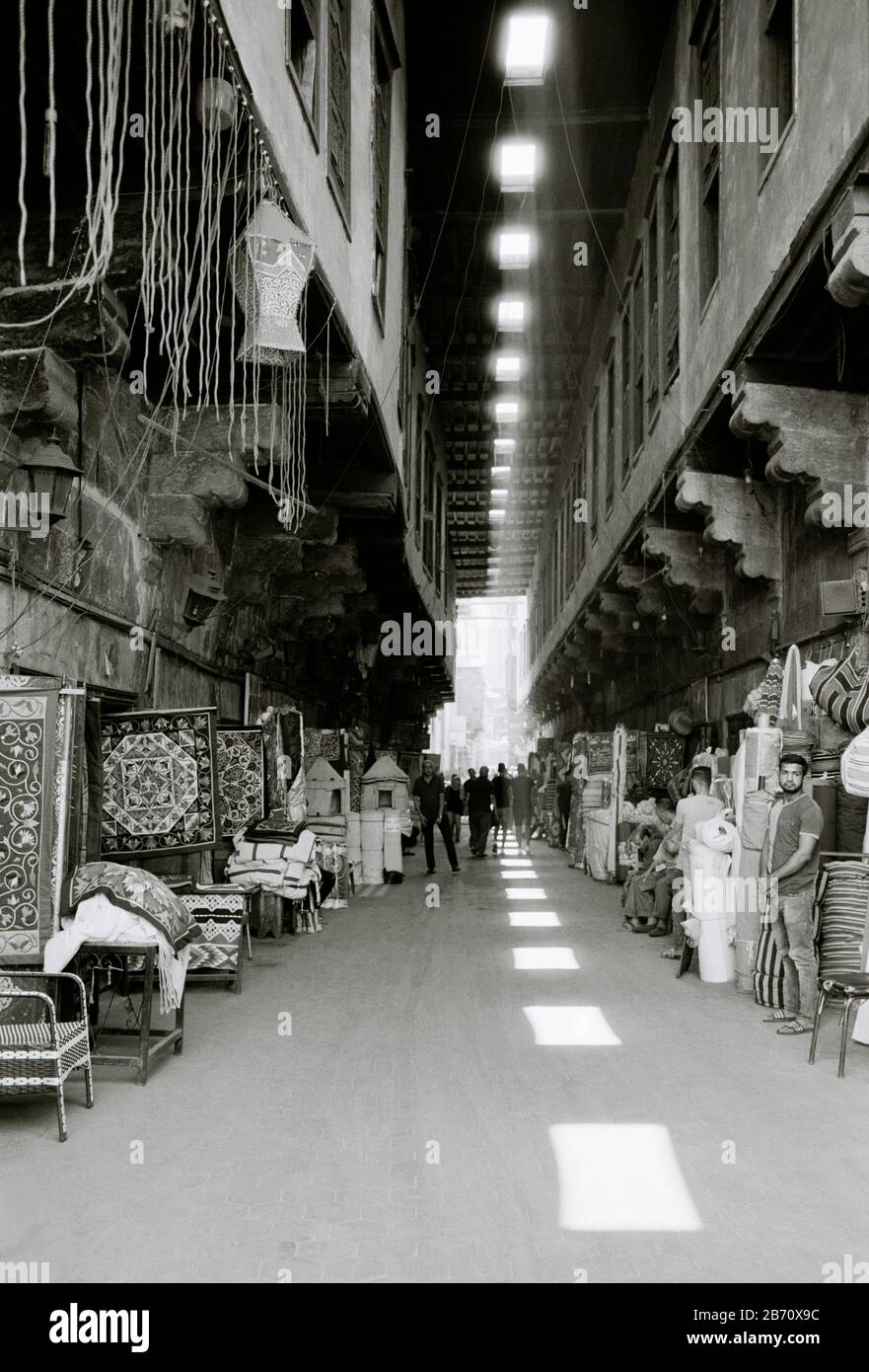 Rue des tentmakers Al Khayamiya dans l'historique Qasaba de Radwan Bey un bazar de marché souk dans le Caire islamique en Egypte en Afrique du Nord Moyen-Orient Banque D'Images