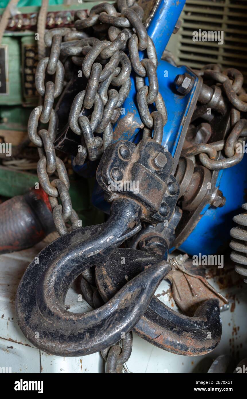 Crochet et chaîne d'un ancien palan à main. Outil de levage manuel utilisé.  Sujets industriels. Mise au point sélective. Prise de vue au niveau des  yeux. Gros plan Photo Stock - Alamy