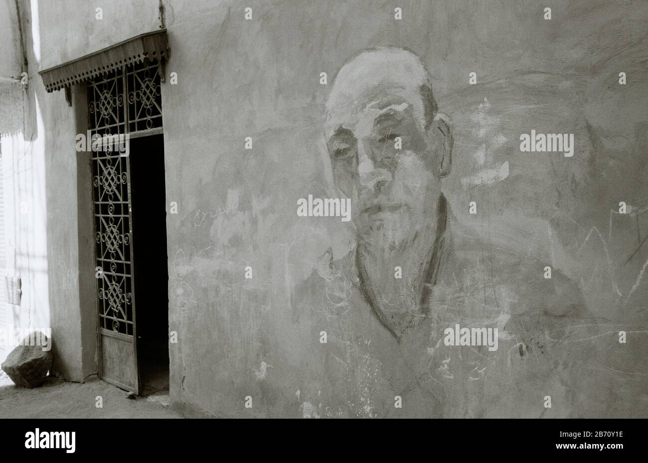 Photographie en noir et blanc - Portrait de rue dans la ville des morts au Caire en Egypte en Afrique du Nord Moyen-Orient Banque D'Images