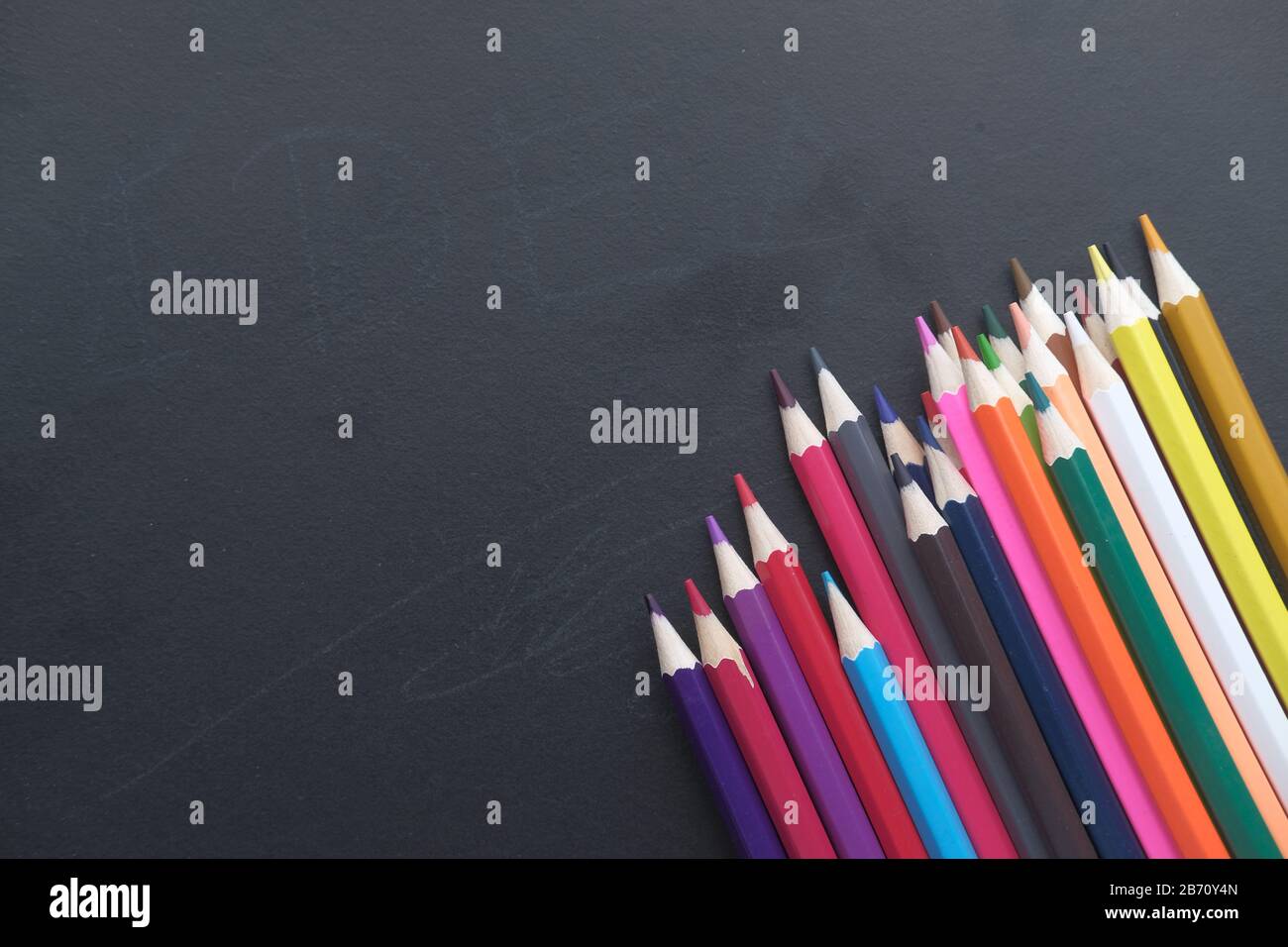 gros plan de crayons colorés sur le tableau noir Banque D'Images