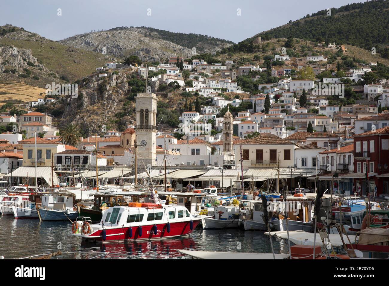 Bateaux ancrés dans le port maritime Argo Saronic Gulf de l'île grecque Hydra, Grèce Banque D'Images