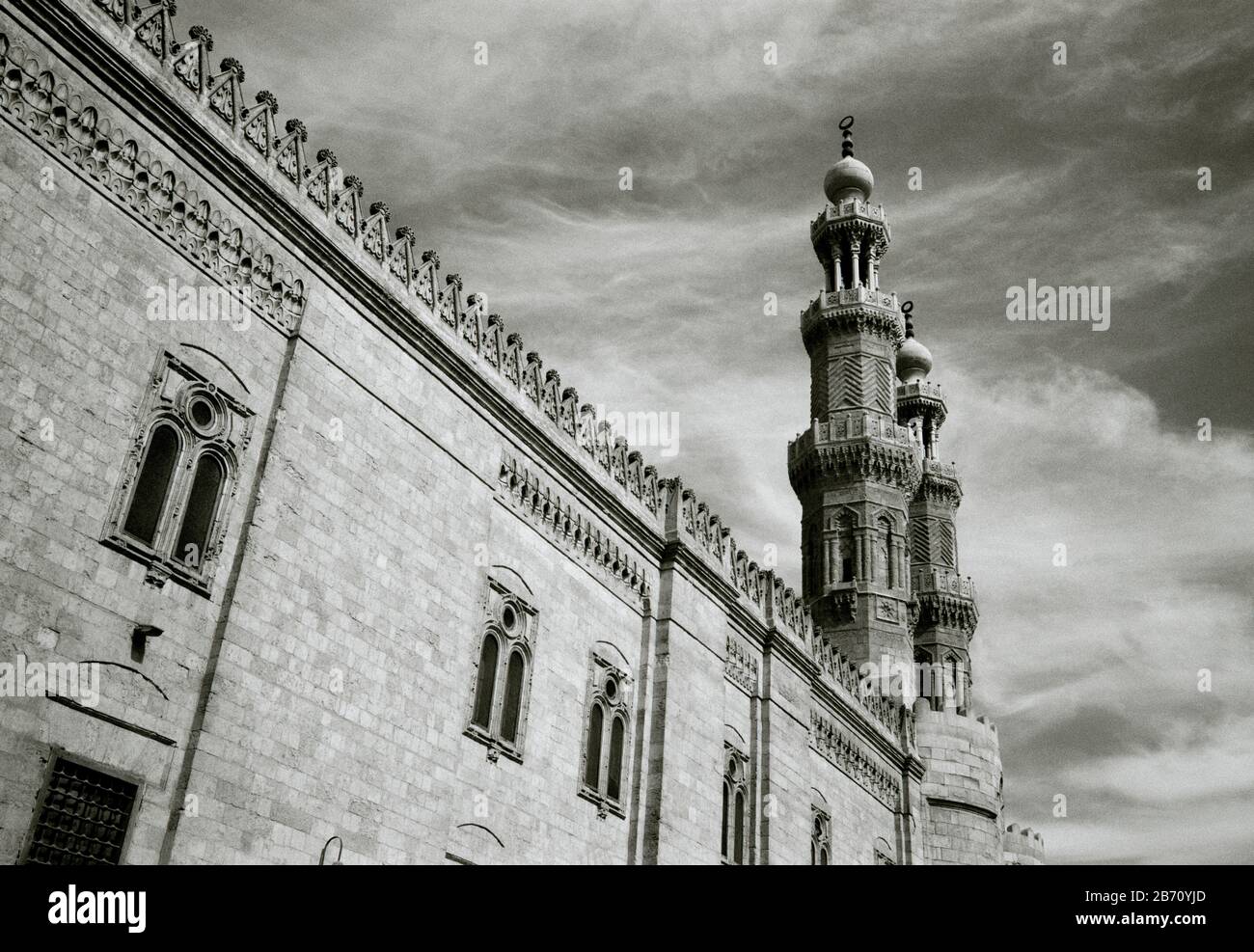 Voyage en noir et blanc - minarets au-dessus de la porte Fatimide Bab Zuweila au Caire islamique dans la ville du Caire en Egypte en Afrique du Nord Moyen-Orient Banque D'Images