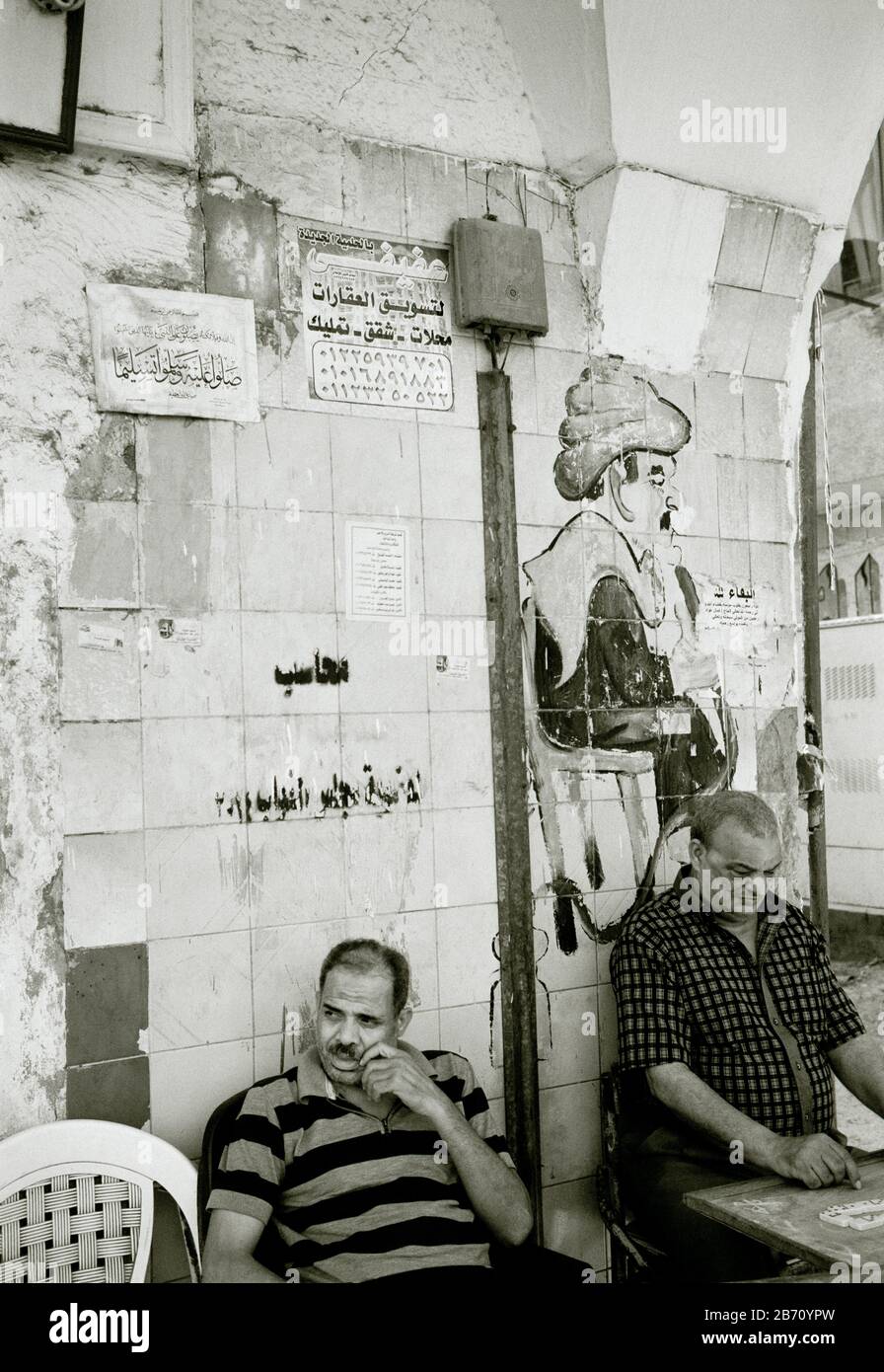 Photographie de voyage en noir et blanc - scène de rue des hommes égyptiens dans le vieux Caire islamique Fatimide en Egypte en Afrique du Nord Moyen-Orient Banque D'Images