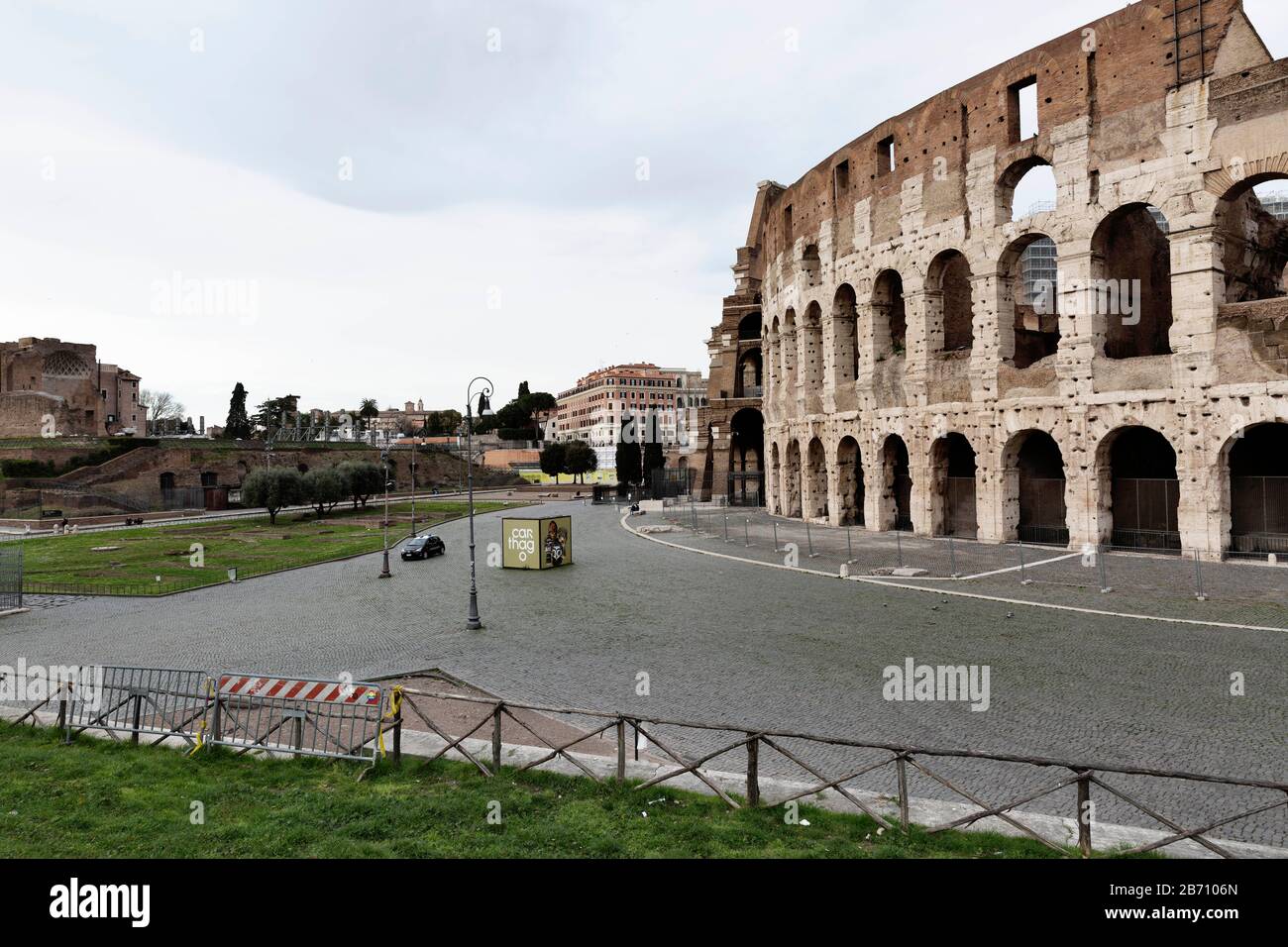 12 mars 2020, Roma, Roma, Italie: Virus Coran, COD-19, urgence dans les rues des Roms..Le gouvernement italien a adopté la mesure d'un lock-out national en fermant toutes les activités, à l'exception des services essentiels dans une tentative de lutte contre le Coronavirus (COVID-19). Toute la ville, comme tout le pays, est en quarantaine et le mouvement est limité au nécessaire. .Les rues de la ville sont vides et contrôlées par l'amry. (Image Crédit : © Matteo Trevisan/Zuma Wire) Banque D'Images