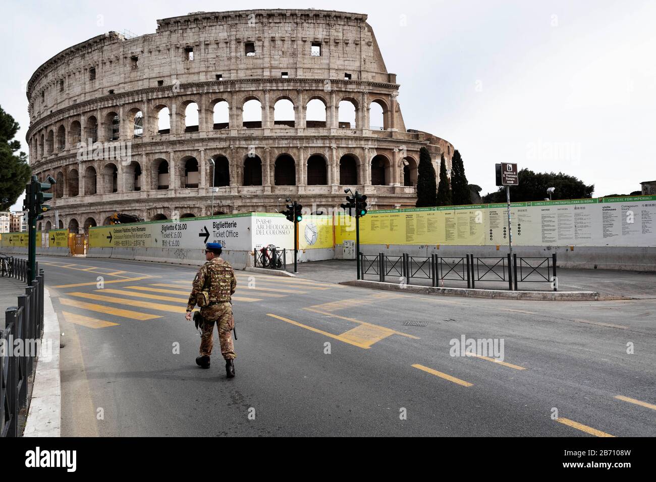 12 mars 2020, Roma, Roma, Italie: Virus Coran, COD-19, urgence dans les rues des Roms..Le gouvernement italien a adopté la mesure d'un lock-out national en fermant toutes les activités, à l'exception des services essentiels dans une tentative de lutte contre le Coronavirus (COVID-19). Toute la ville, comme tout le pays, est en quarantaine et le mouvement est limité au nécessaire. .Les rues de la ville sont vides et contrôlées par l'amry. (Image Crédit : © Matteo Trevisan/Zuma Wire) Banque D'Images