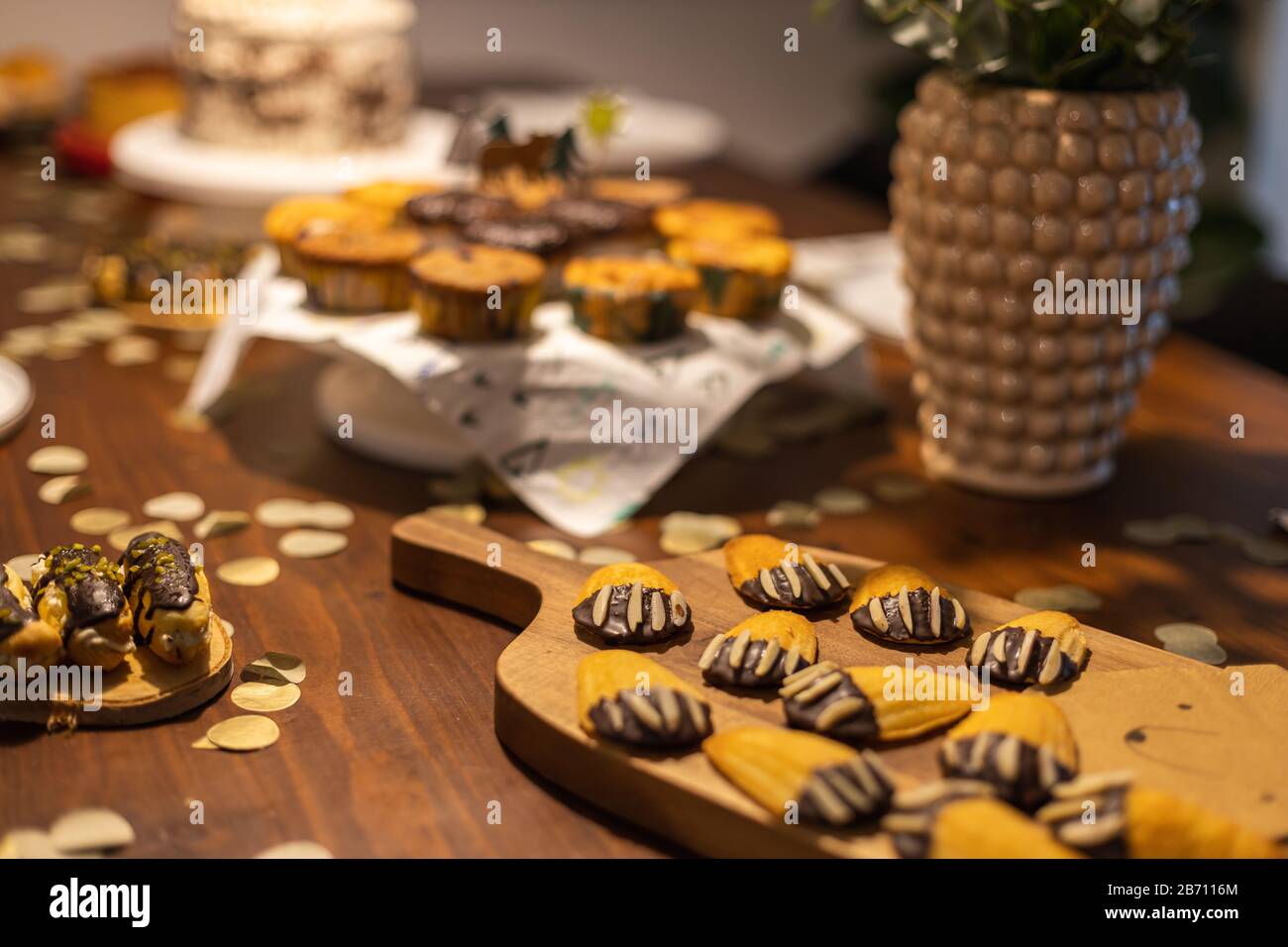 Petite Madeleines Decorees Comme Des Pattes D Ours Avec Du Chocolat Et Des Amandes Sur Une Table Photo Stock Alamy
