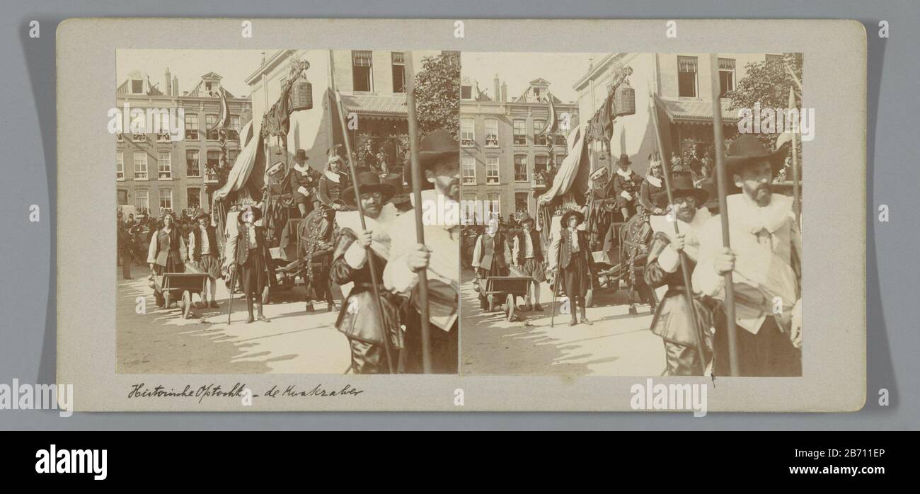 Kwakzalver van de historische en allégorische optocht, ter gelegenheid van de inhuldiging van koningin Wilhelmina, Amsterdam, Nederland Quack historique et allégorique procession à l'occasion de l'inauguration de la reine Wilhelmina, Amsterdam, Pays-Bas Fabrication Créateur: Photographe: Fabrication anonyme: Amsterdam Date: 1898 Caractéristiques physiques: Gélatine argent imprimé: Papier carton technique: Gélatine à la lumière du jour Dimensions de la pression d'argent: Image: H 72 mm × W 152 mm Objet: Inauguration de Wilhelmina comme reine des Pays-Bas quand: 1898-09 - 1898-09 Banque D'Images