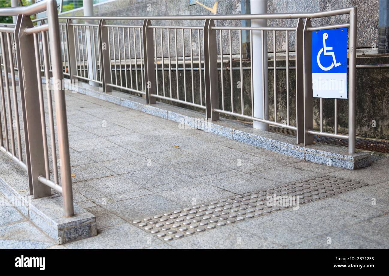 Panneau de rampe d'accès pour rampe de fauteuil roulant, plan incliné installé en plus ou au lieu des escaliers, pour les utilisateurs de fauteuil roulant, les personnes poussant les poussettes, Banque D'Images