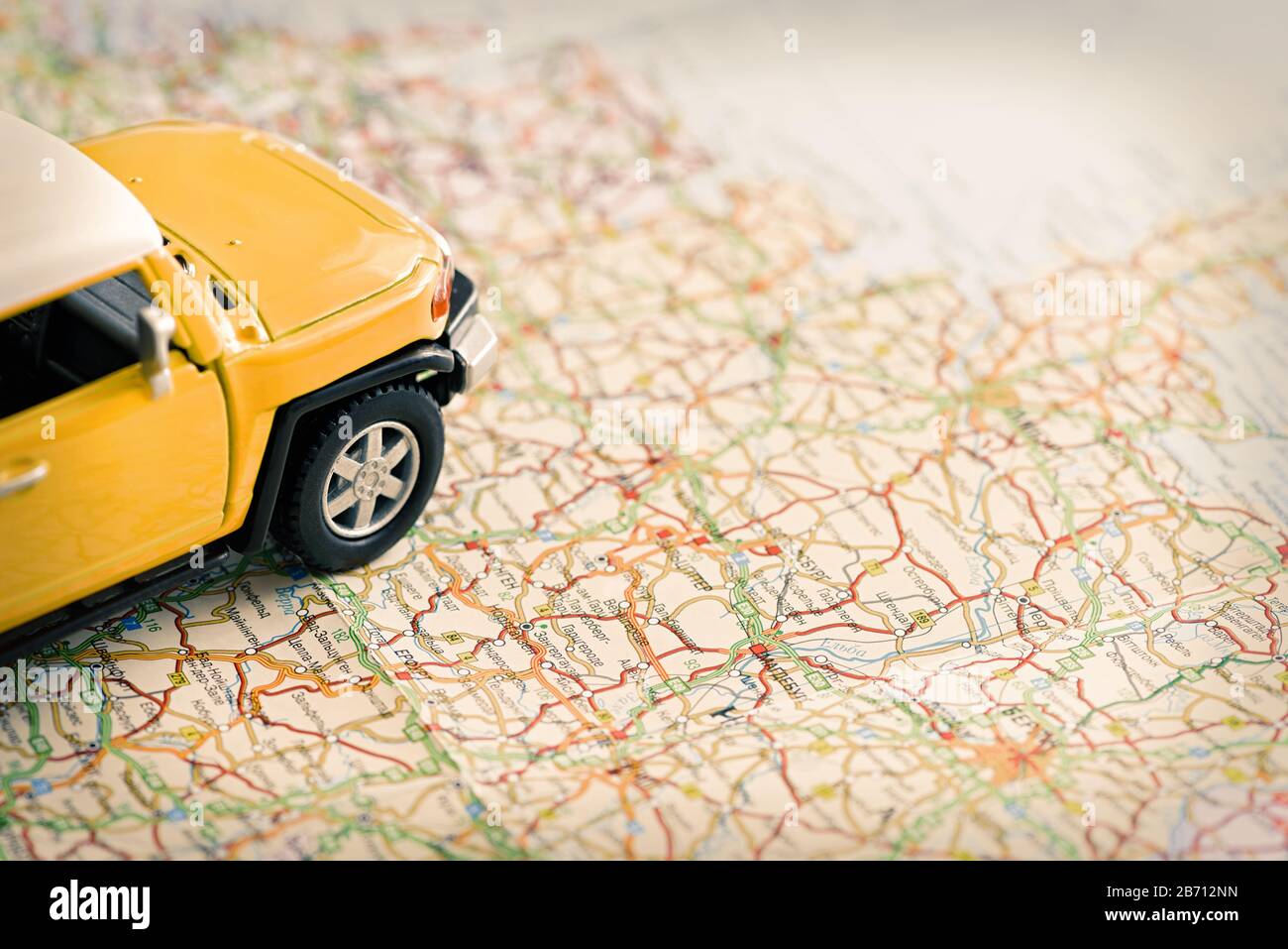 Le modèle SUV est sur la carte routière. Concept de voyage. Banque D'Images