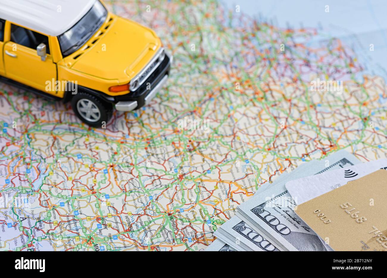 Modèle SUV sur la carte. Il y a de l'argent et une carte de crédit. Concept de voyage. Banque D'Images