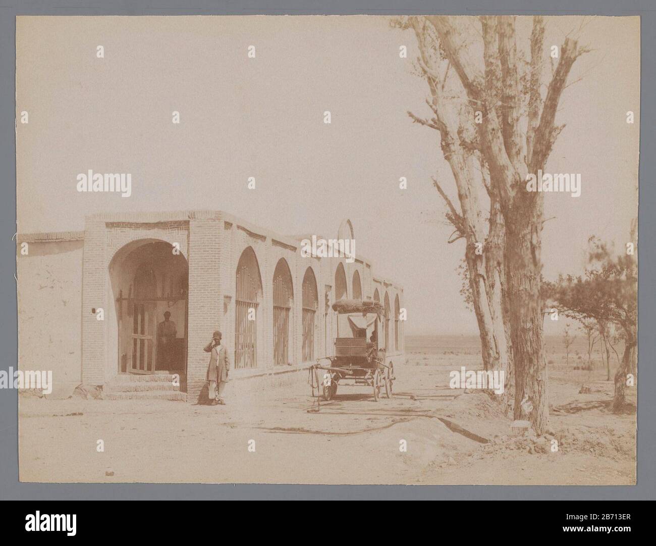 La route de Kazrin , Kenendeh , Iran vue sur un bâtiment [mosquées], un chariot et deux arbres ervoor. Fabricant : Photographe: Antoine Sevruguin (attribué à) Lieu Fabrication: Iran Date: CA. 1885 - ca. 1910 Caractéristiques physiques: Albumen matière d'impression: Papier technique: Albumen dimensions d'impression: Photo: H 154 mmb 205 mmOnderwerp Banque D'Images
