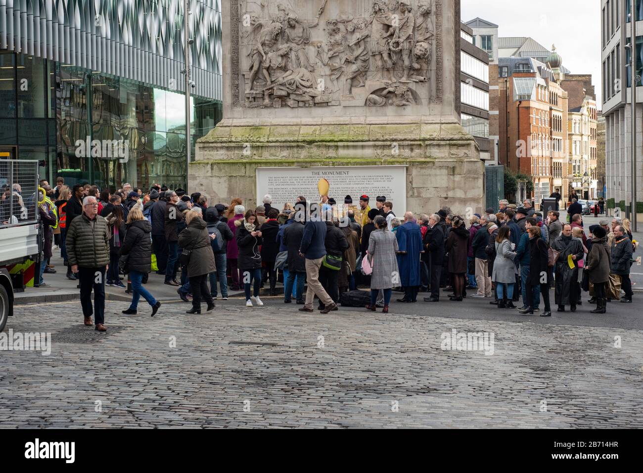 Personnes assistant à un service religieux et à la cérémonie d'enlèvement des hommages au Monument for the London Bridge Attack victimes, Londres, Royaume-Uni à partir de 2020 Banque D'Images