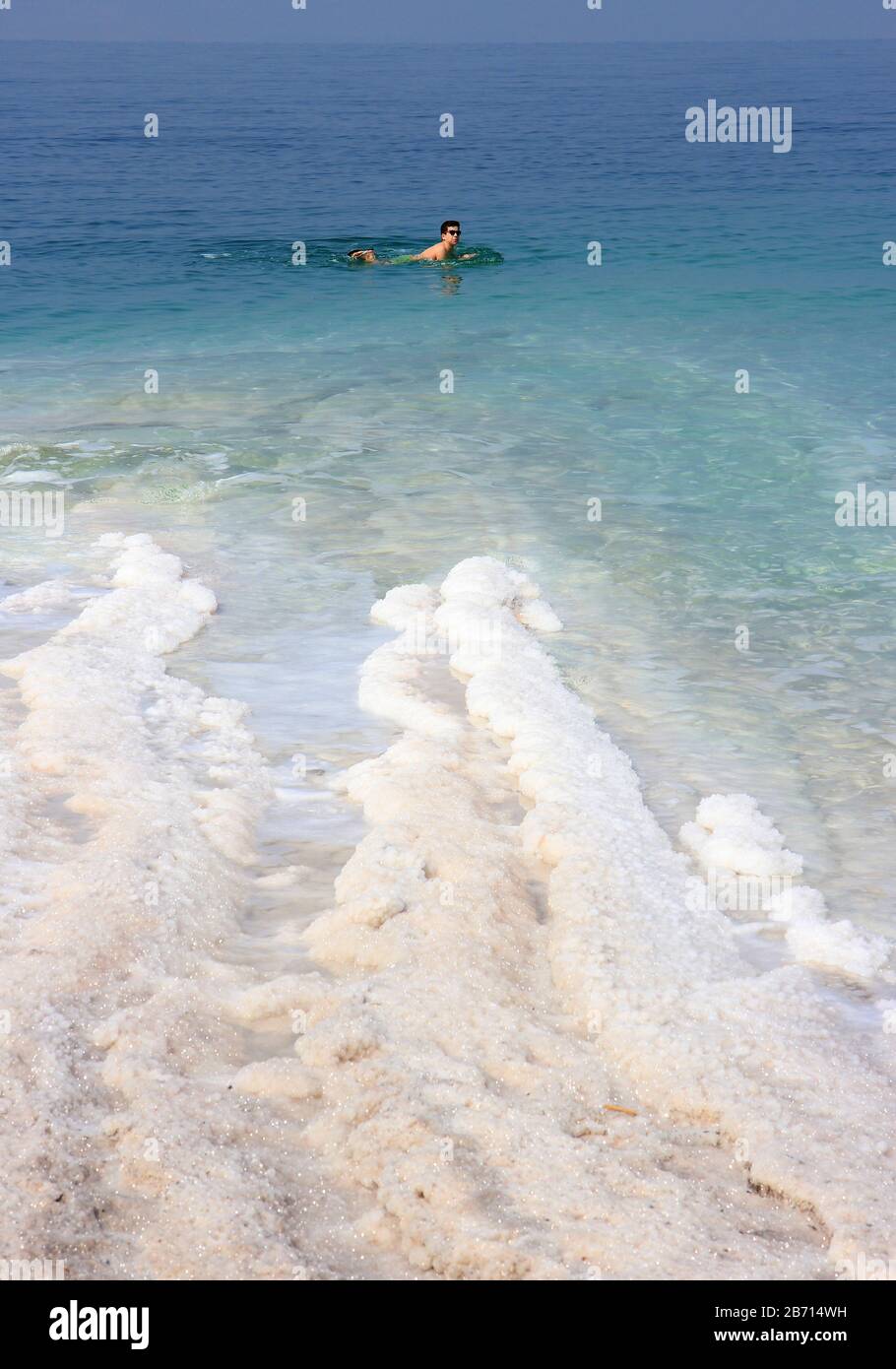 Nager dans la mer Morte salée, la zone la plus basse d'altitude terrestre sur Terre, Jordanie, Asie occidentale Banque D'Images
