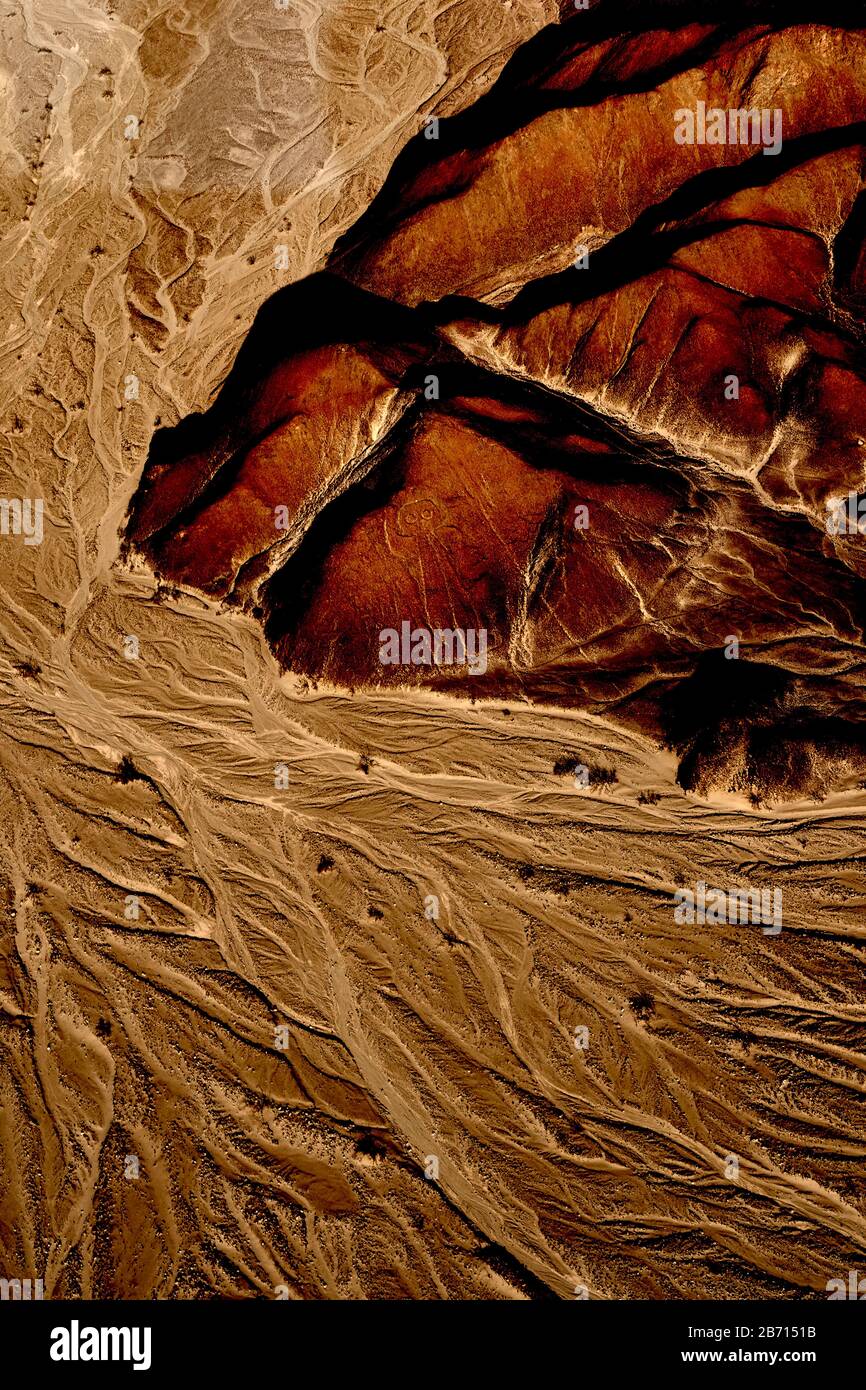 Lignes de Nazca d'en haut montrant des formations géologiques à partir d'un petit plan. Banque D'Images