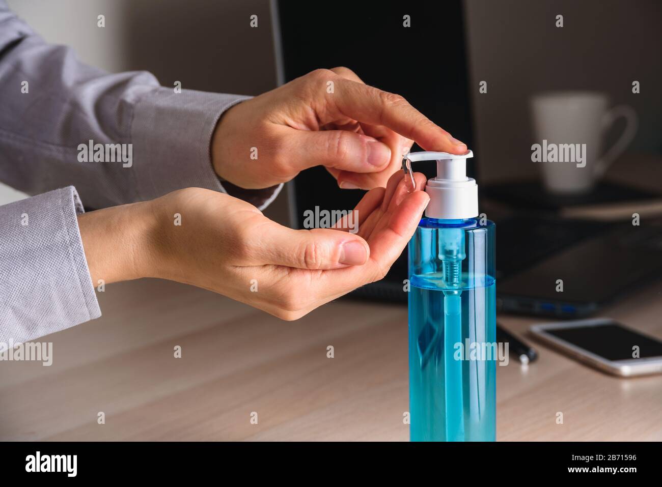 Utilisation de l'aseptisant Pour Les Mains sur le lieu de travail. Concept d'hygiène personnelle Banque D'Images