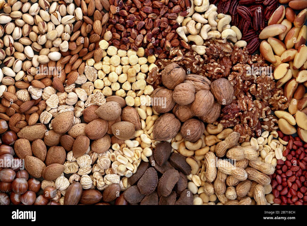 Collection de noix séchées formant un fond. Nourriture de santé élevée en protéines, oméga 3, antioxydants, minéraux et vitamines. Peut aider à réduire le cholestérol. Banque D'Images