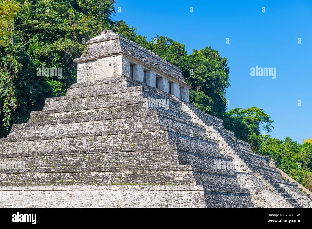 Vue latérale sur le temple maya des Inscriptions à Palenque situé dans la forêt tropicale de Chiapas, Mexique. Banque D'Images