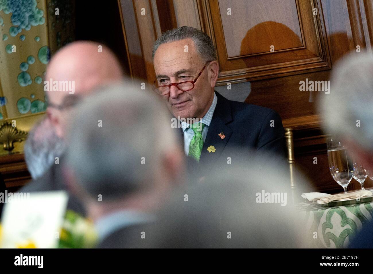Washington, DC, États-Unis. 12 mars 2020. Chuck Schumer (démocrate de New York), leader minoritaire du Sénat des États-Unis, écoute le déjeuner annuel des Amis de l'Irlande au Capitole des États-Unis à Washington, DC, États-Unis, le jeudi 12 mars 2020. Crédit: Stefani Reynolds/CNP | usage dans le monde crédit: DPA/Alay Live News Banque D'Images
