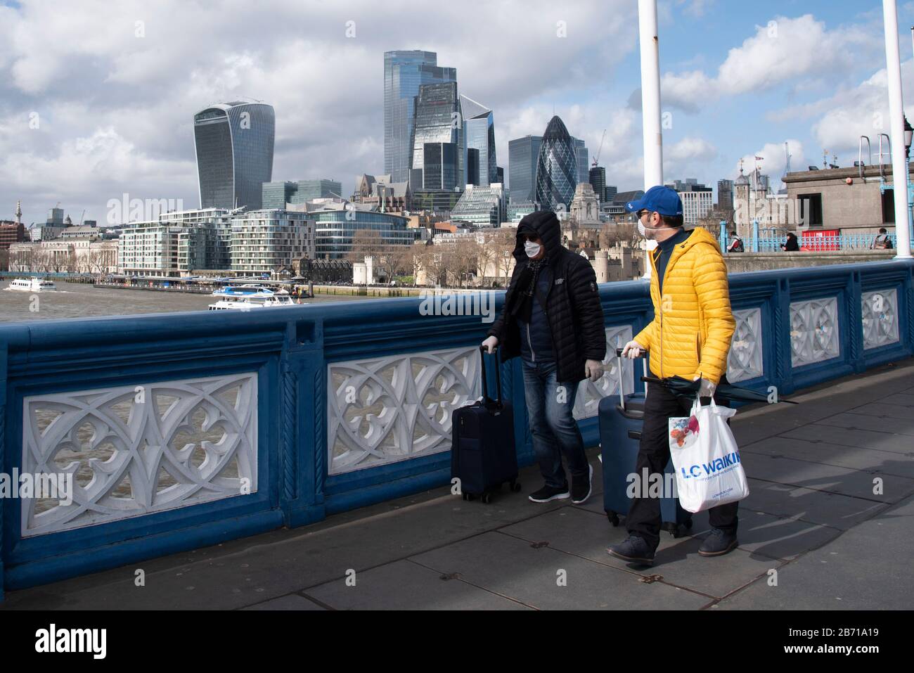 Londres, Royaume-Uni. 12 mars 2020. Les touristes portent des masques chirurgicaux sur Tower Bridge lors de l'épidémie de Coronavirus à Londres, au Royaume-Uni, le 12 mars 2020. Le Royaume-Uni est entré dans la phase de retard du plan des gouvernements en quatre points pour lutter contre la propagation du coronavirus, c'est la deuxième phase, ce qui signifie que toute personne avec une nouvelle toux continue ou une température élevée devrait s'auto-isoler pendant sept jours. (Photo De Claire Doherty/Sipa Usa) Crédit: Sipa Usa/Alay Live News Banque D'Images
