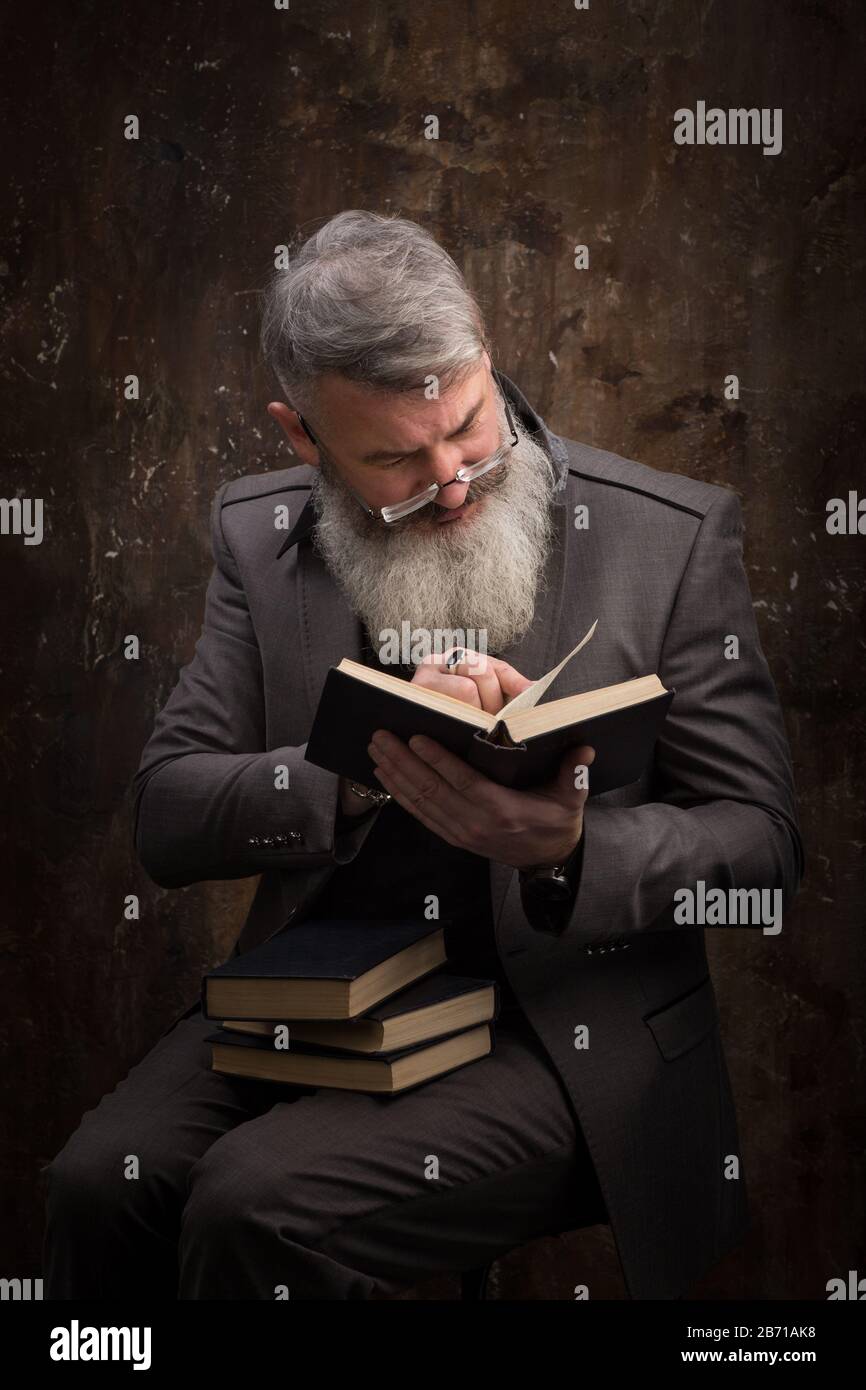 Portrait d'un homme barbu à poil gris avec des lunettes lecture livre en  russe, sur la couverture russe inscription M. Gorky, point de mire sélectif  Photo Stock - Alamy