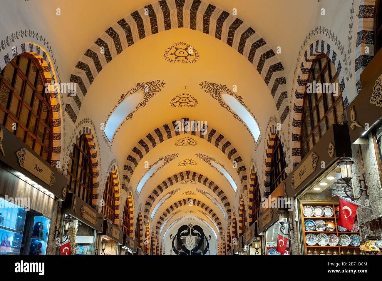 Istanbul, TURQUIE - 27 DÉCEMBRE 2018 - le bazar égyptien à Istanbul, Turquie. Les touristes choisissent des souvenirs. Banque D'Images