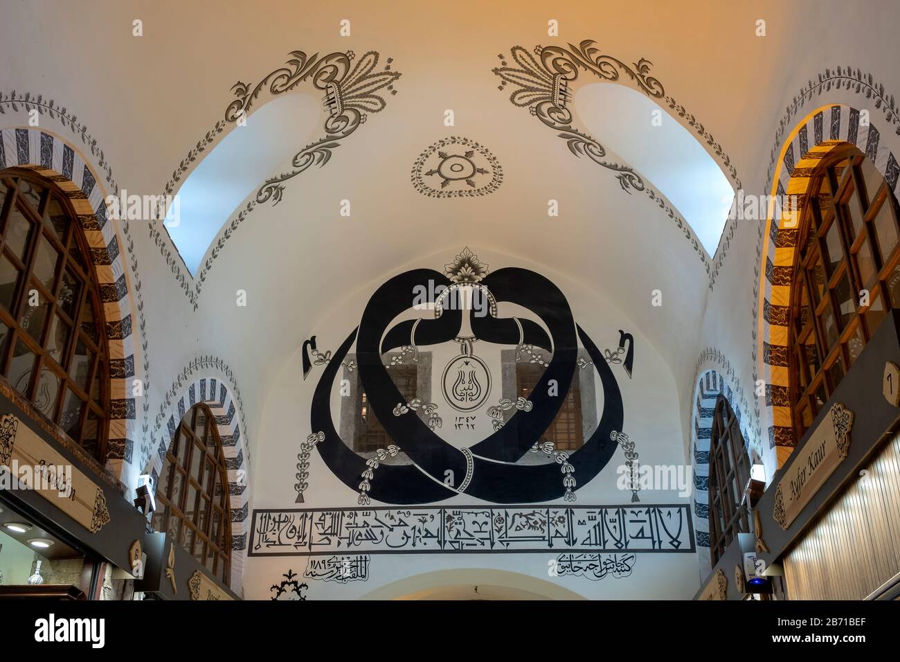 Istanbul, TURQUIE - 27 DÉCEMBRE 2018 - le bazar égyptien à Istanbul, Turquie. Les touristes choisissent des souvenirs. Banque D'Images