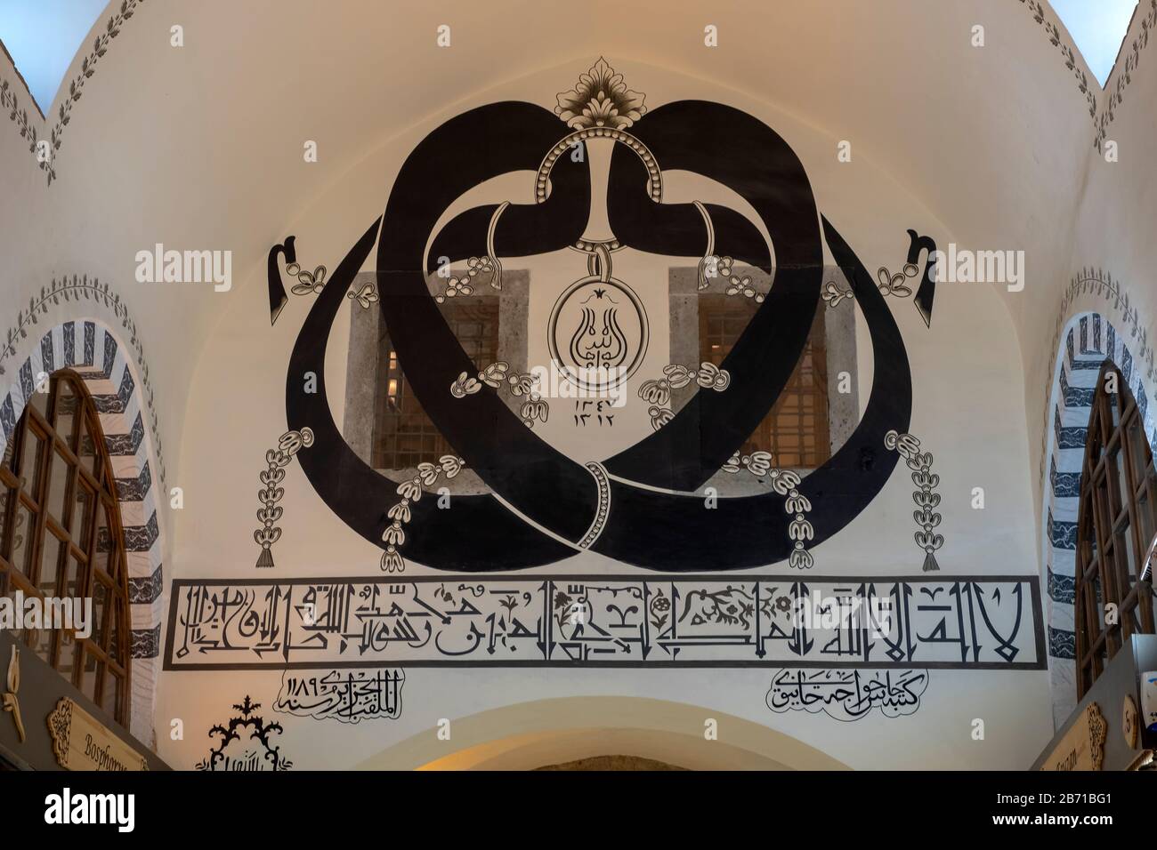 Istanbul, TURQUIE - 27 DÉCEMBRE 2018 - le bazar égyptien à Istanbul, Turquie. Les touristes choisissent des souvenirs. Banque D'Images