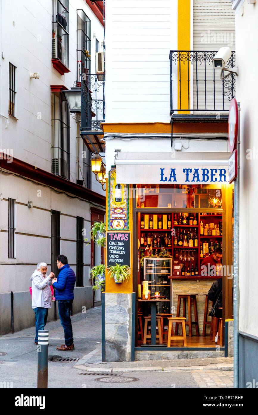 Une rue dans le quartier Alfalfa et extérieur la Taberna Del Rey bar tapas, Séville, Andalousie, Espagne Banque D'Images