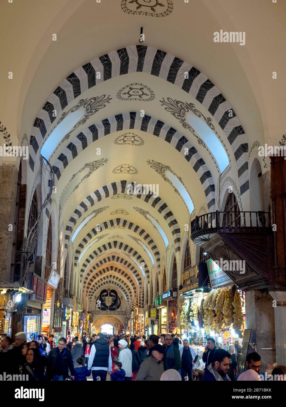 Istanbul, TURQUIE - 12 MARS 2019 - le bazar égyptien à Istanbul, Turquie. Les touristes choisissent des souvenirs. Banque D'Images