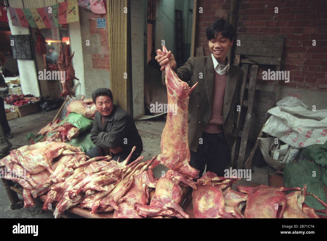 Viande de chien sur le marché des animaux et fruits de mer dans la vieille ville de Wuhan dans la province de Hubei en chine en asie de l'est. Chine, Wuhan, Avril, Banque D'Images