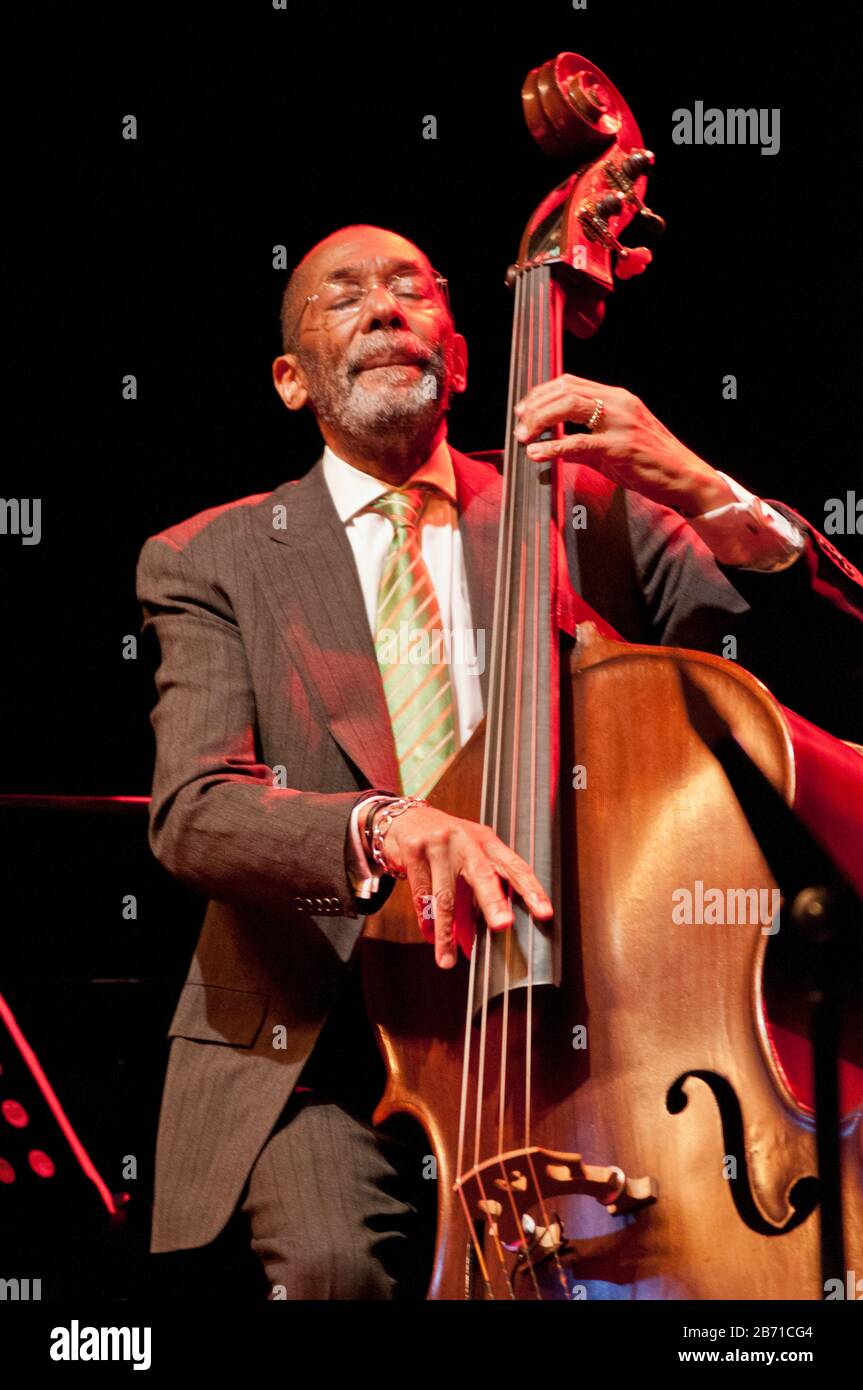 Ron Carter Ron carter bass Banque de photographies et d’images à haute résolution ...