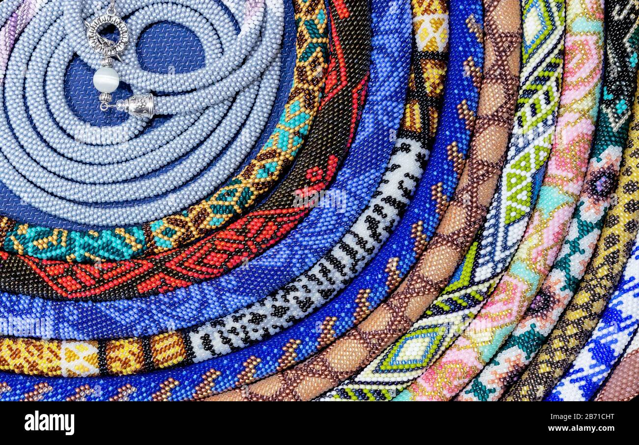 Les perles ethniques avec divers ornements sont faites en utilisant la technique de tissage avec des perles. Banque D'Images