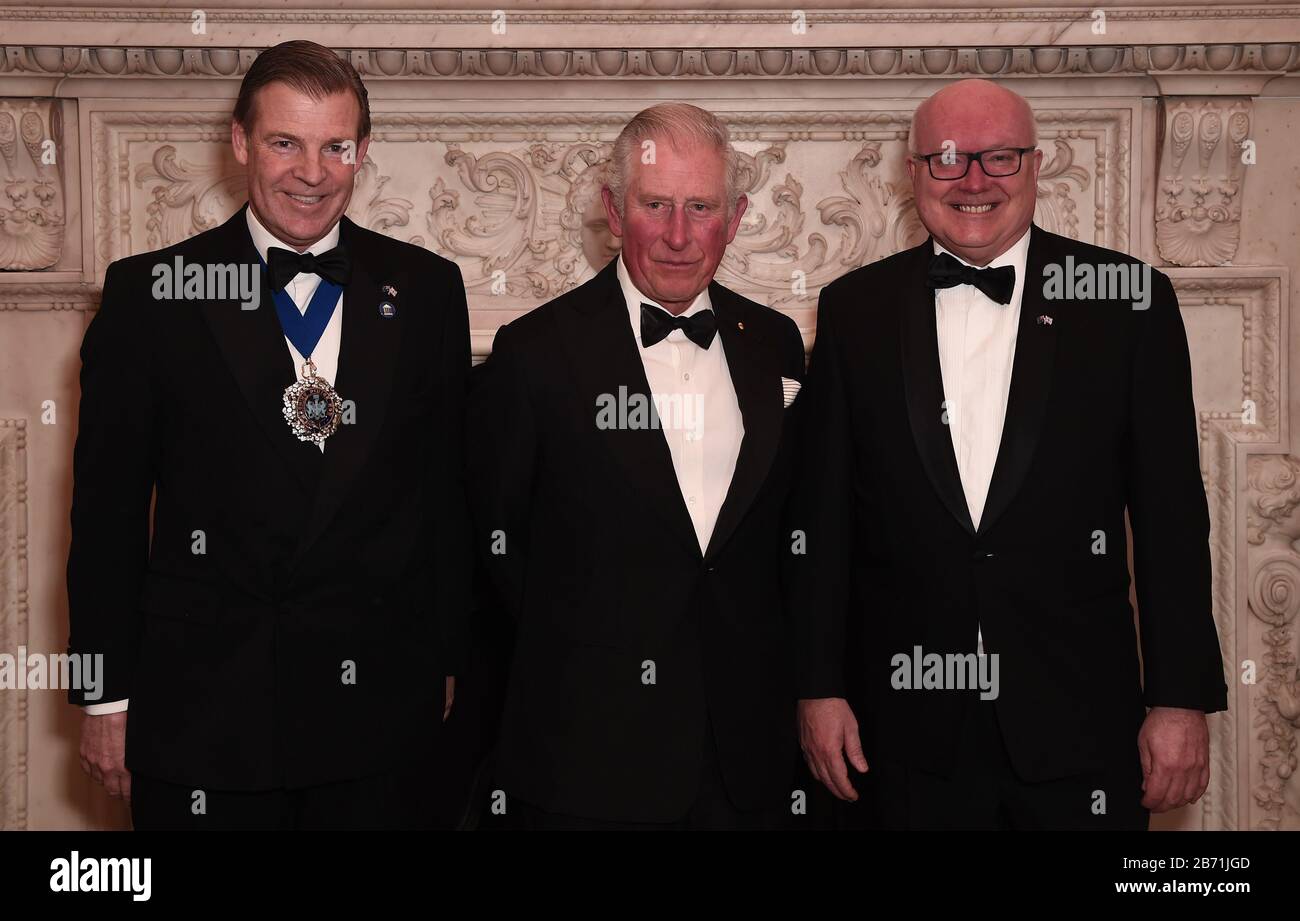 Le prince de Galles avec le maire de la ville de Londres, William Russell (à gauche) et le Haut Commissaire pour l'Australie, George Brandis (à droite) lors d'un dîner à Mansion House à Londres à l'appui de l'aide de l'aide au feu de brousse australien et de l'effort de rétablissement organisé par le maire de Lord de la ville de Londres et le Haut Commissaire pour l'Australie. Banque D'Images