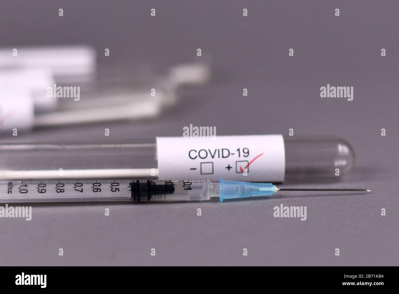 Seringue avec échantillon de tube à essai médical pour le coronavirus avec étiquette Covid-19 dans un contexte flou, concept pour le développement de la vaccination Banque D'Images