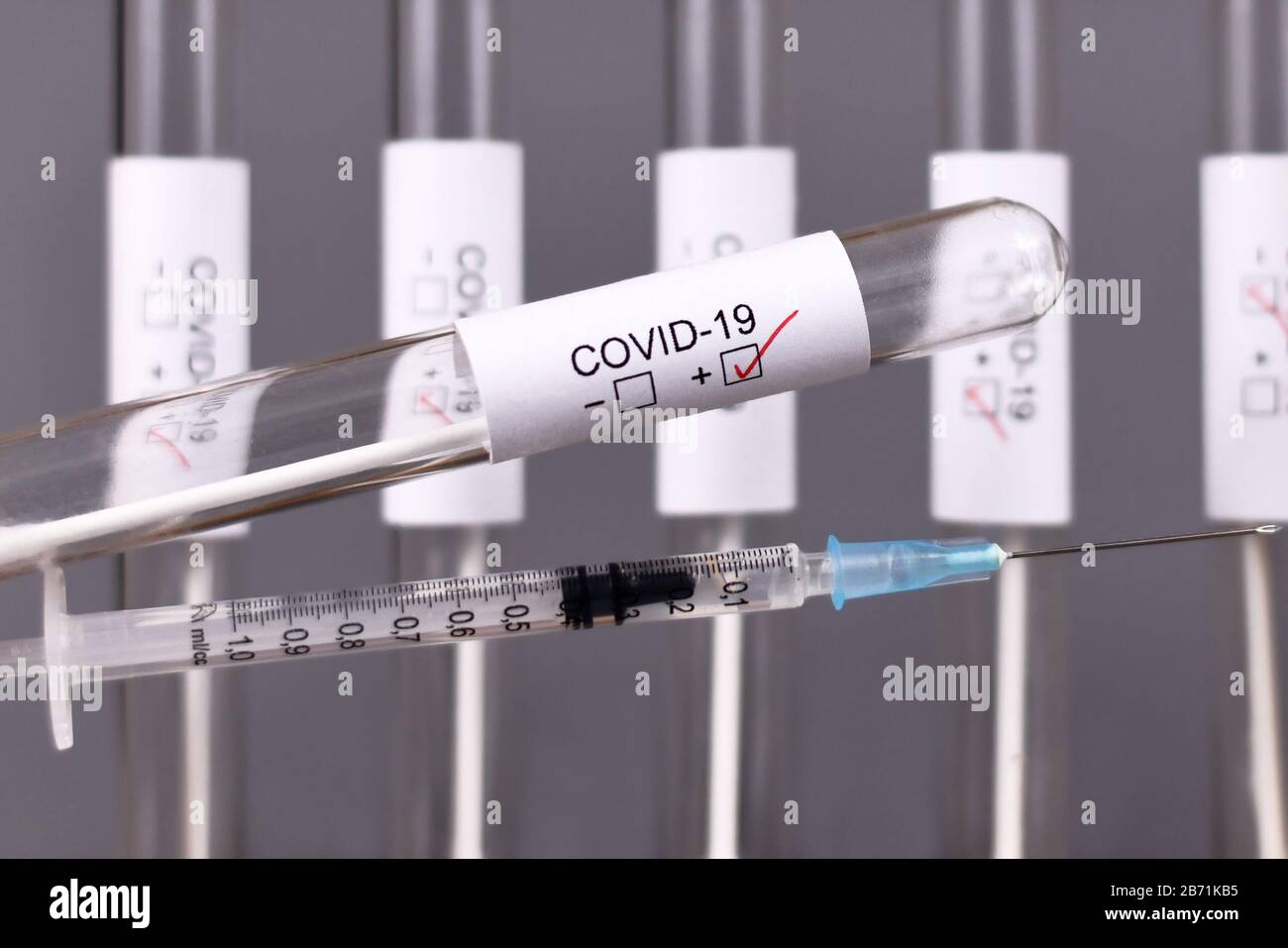 Échantillon de tube à essai médical pour coronavirus avec étiquette Covid-19 avec résultat de test positif et seringue, concept pour le développement de la vaccination Banque D'Images
