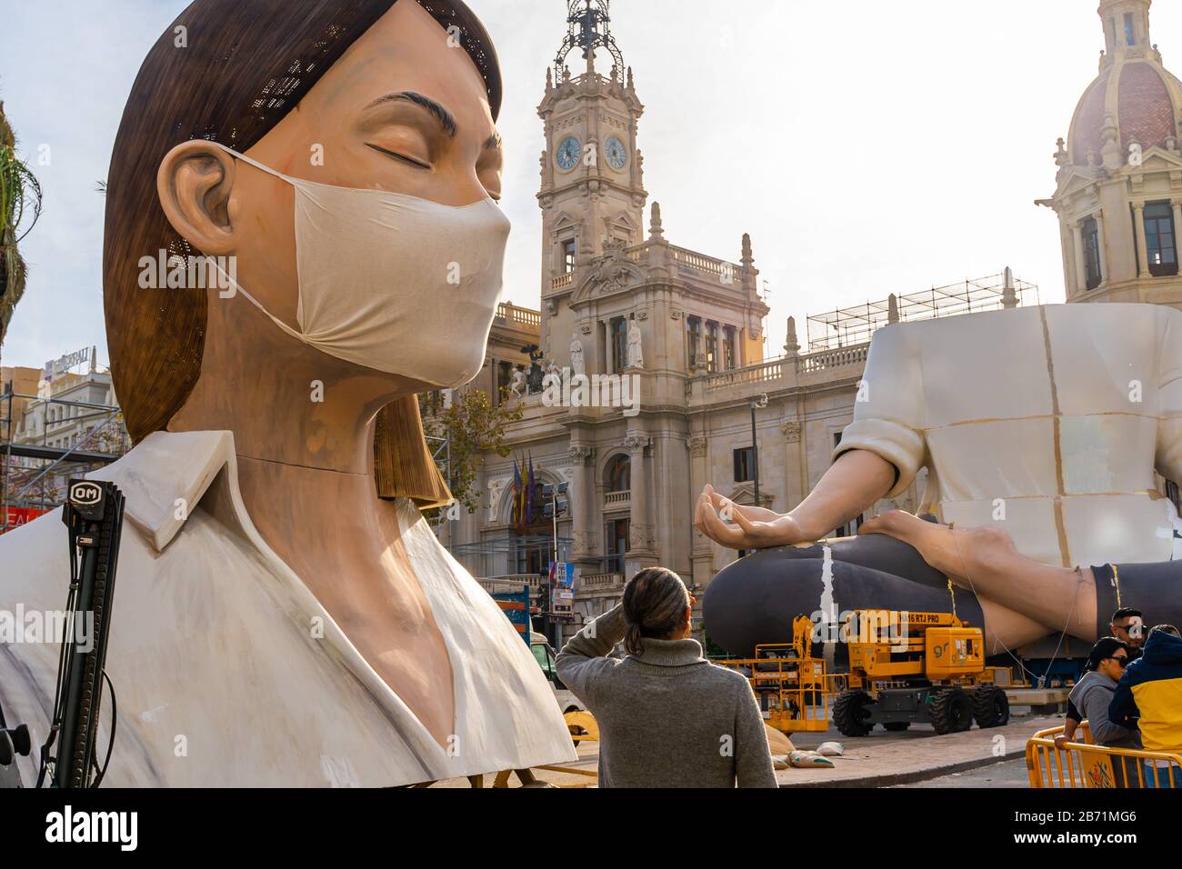 Valence, Espagne, 12 Mars 2020. Festival Valencien Des Flas. Femme Sculpture avec yeux fermés et masque médical dessus. annulation des fallas en raison de C Banque D'Images